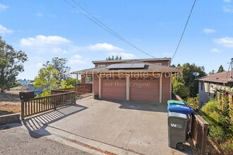 Building Photo - 2652 Hillcrest Ave