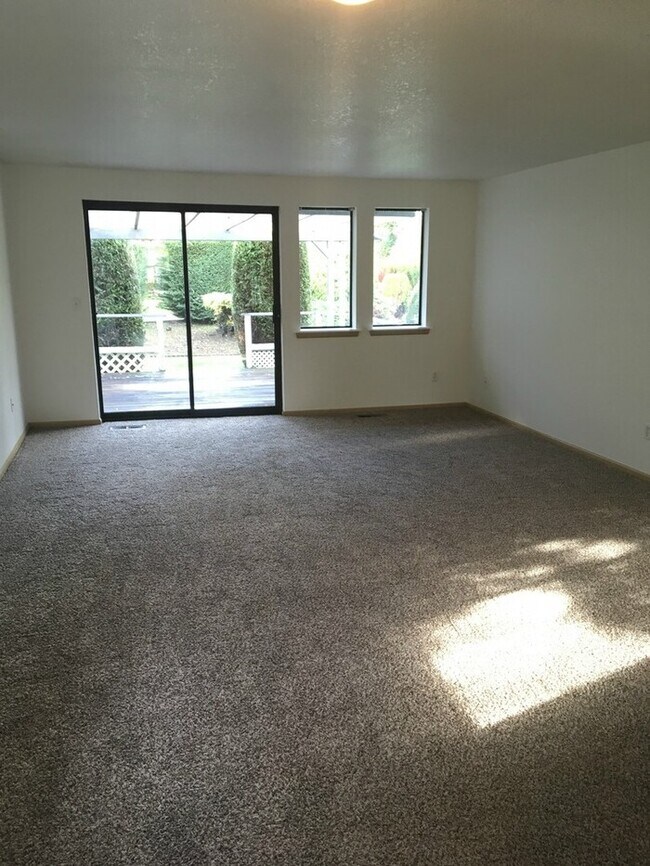 Foto del edificio - 2bdr 2bath duplex Mid Tacoma w/ one car garage