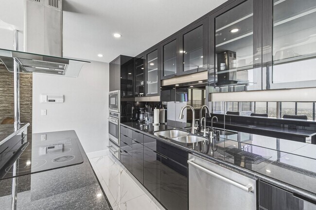 Foto del edificio - Luxury Penthouse Retreat with Private Pool, Sauna & Strip Views