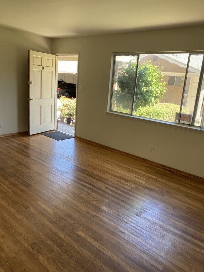 Living Room - 335 Easy St