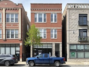 Building Photo - 2136 W Chicago Ave