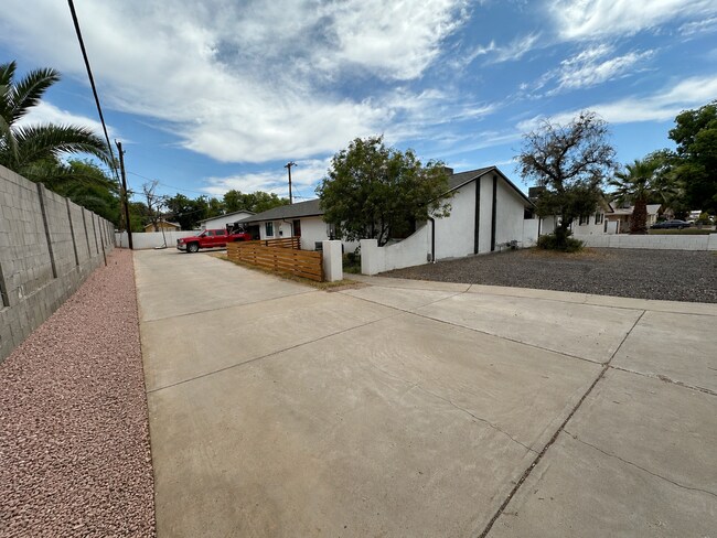 Building Photo - 4847 E Cambridge Ave
