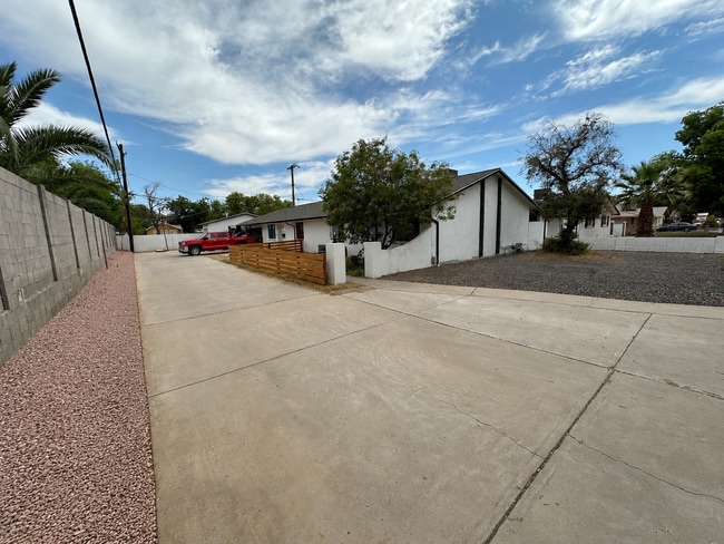 Building Photo - 4847 E Cambridge Ave