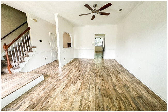 Building Photo - 904 S Lake Cir