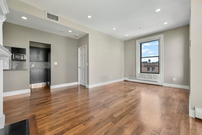 Building Photo - 483 Beacon St