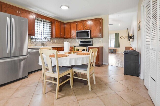 Foto del edificio - Pet Friendly Three Bedroom!