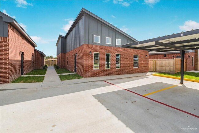 Building Photo - 12 Hidden Hls St