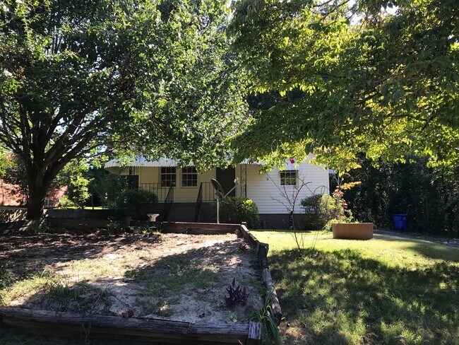 Building Photo - **ON HOLD**3 Bedroom / 1 Bathroom Home for...
