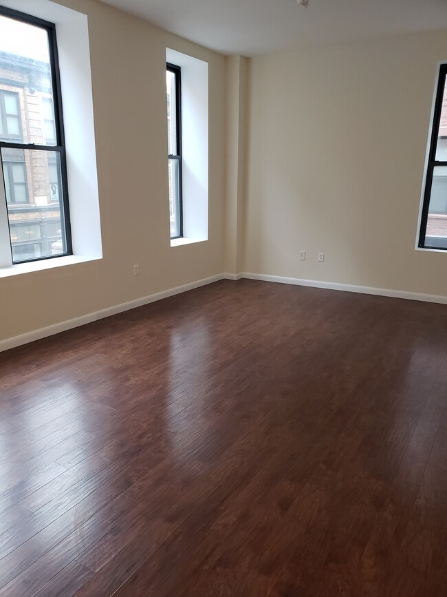 Living area - - 79 Washington St