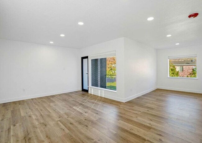Building Photo - 295 E 800 S