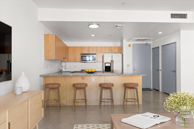 Foto del edificio - 285 W 6th St