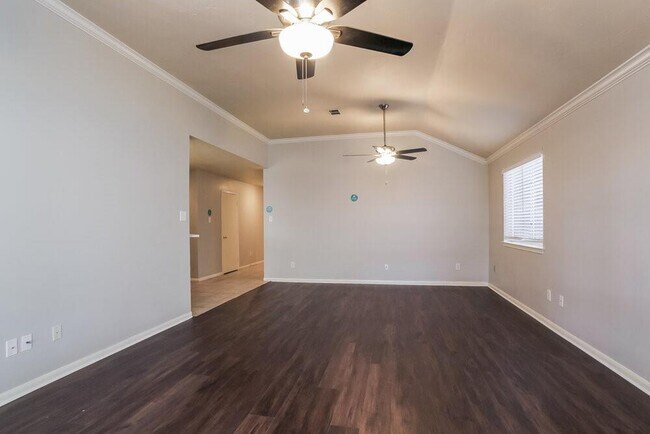 Foto del edificio - 5027 Drew Forest Ln