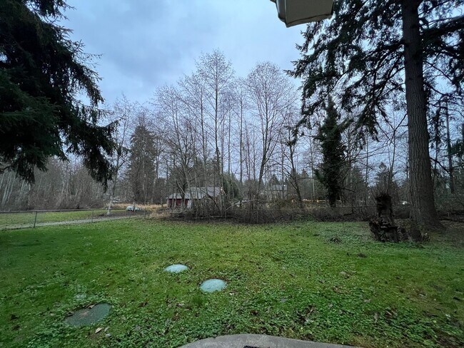 Foto del edificio - Spacious Two-Story Home on Private Land in the Desirable Issaquah School District