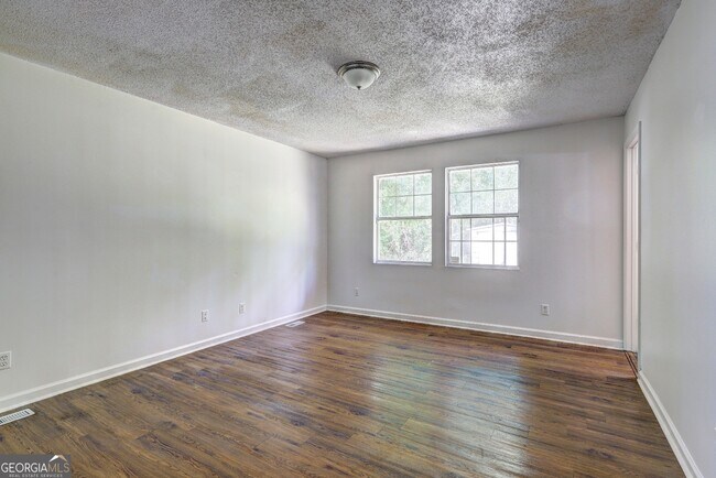 Foto del edificio - 2176 Bayswater Rd