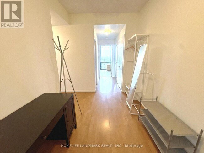 Photo du bâtiment - 832-3832 Bay St.
