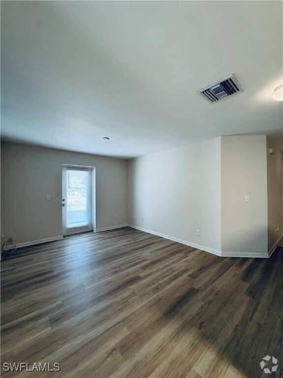 Building Photo - 2435 Lantana Ave S