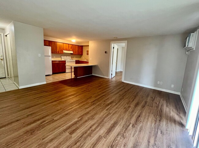 Building Photo - Spacious 1 Bed Apartment Right Across from...