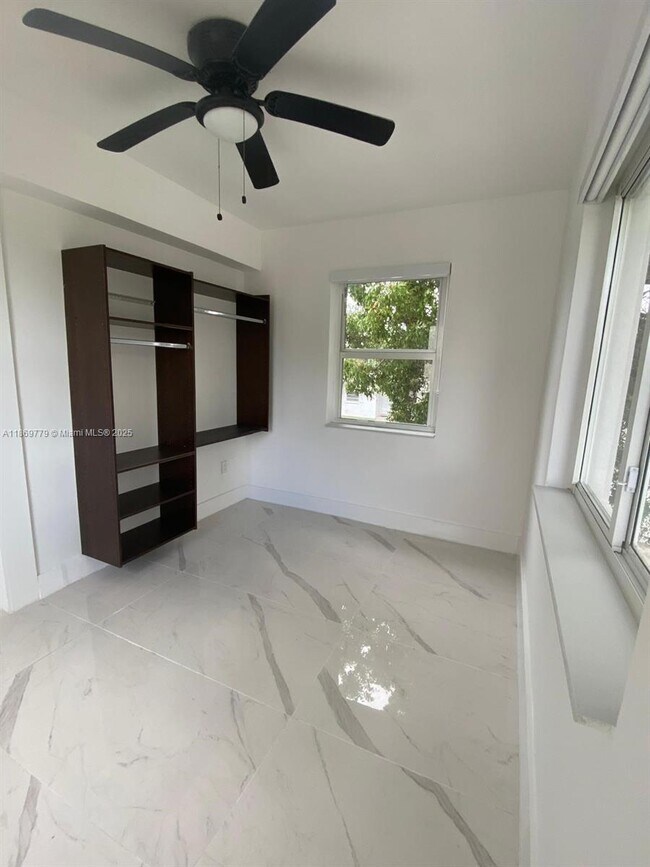 Building Photo - 1015 S 17th Ave