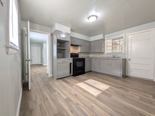 Foto del edificio - 616 4th Ave NE