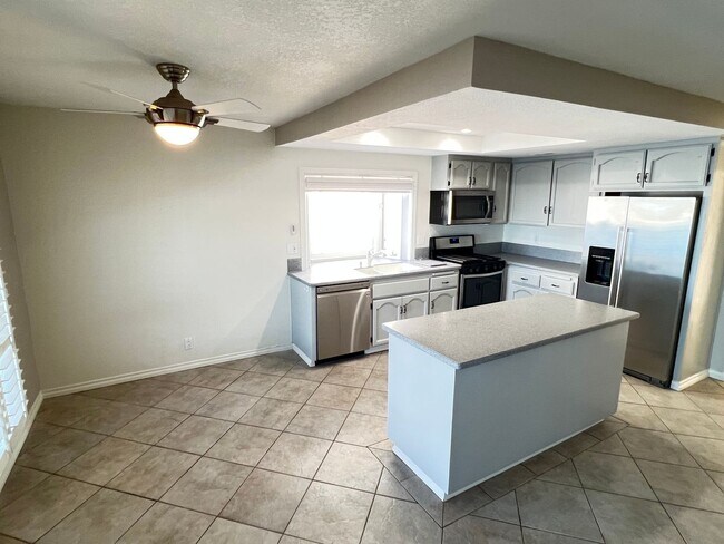 Foto del edificio - Dazzling Lake Summit Lake View Single Family Home!