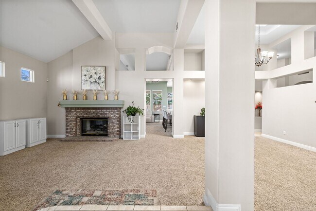 Building Photo - CLEAN 3 BEDROOM / 2 BATHROOM IN SEVEN OAK!...