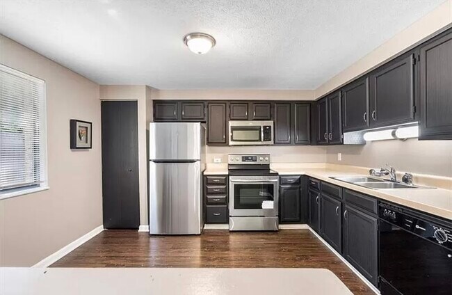 Foto del edificio - 2716 Bingham Dr