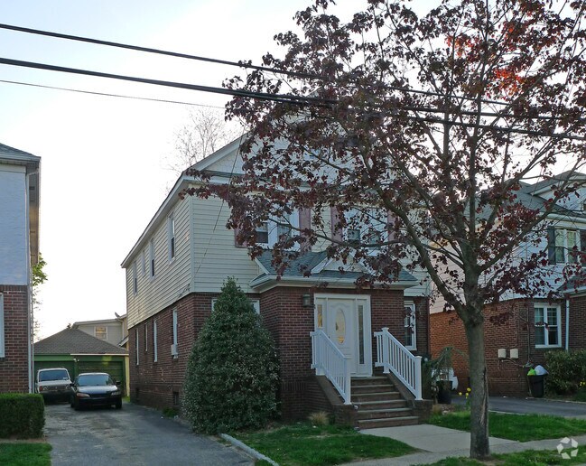 Fairfield Townhouses At Farmingdale Village Apartments in Farmingdale