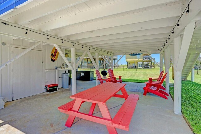 Building Photo - 4015 Reeves Dr