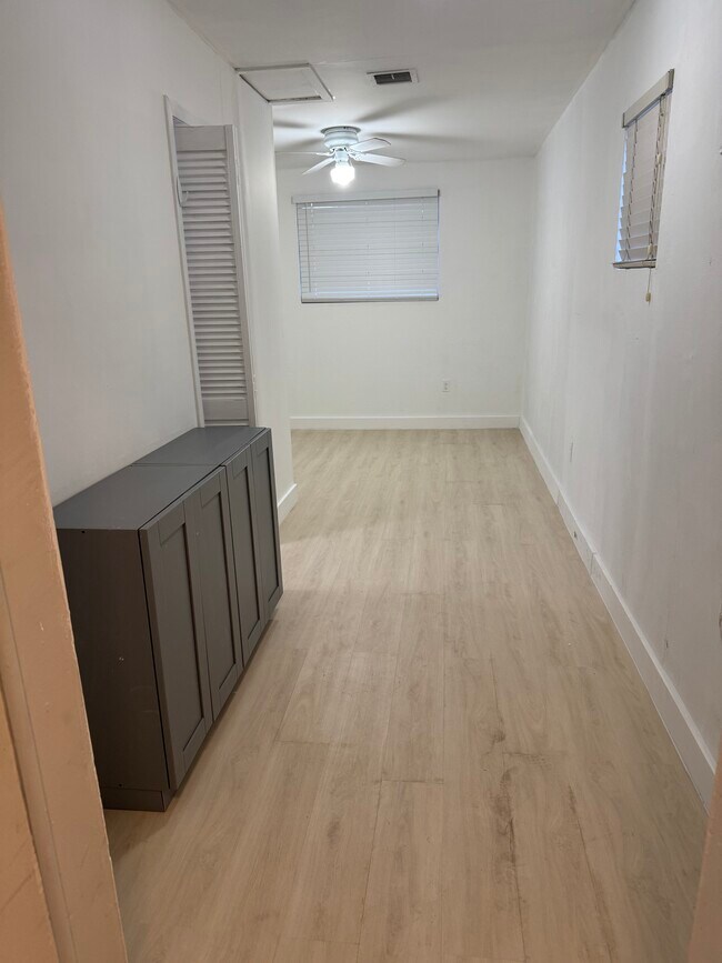 pasillo de entrada - 4521 SW 5th Ter