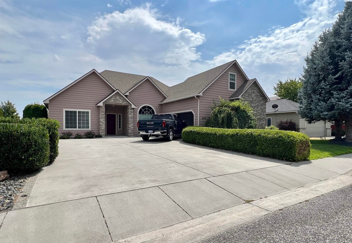 Primary Photo - South Richland Freshly Updated w/Bonus