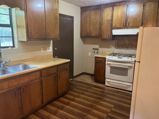 Building Photo - 2 Bed 1 Bath Duplex