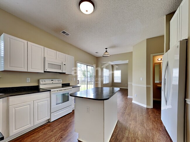 Building Photo - 104 Creekside Drive