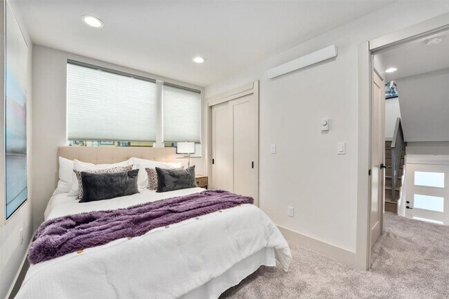 Foto del edificio - Modern 3-story townhome with A/C located i...