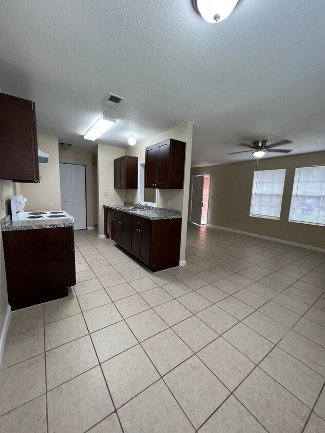 Foto principal - Newly refreshed 3BD/2BA duplex in Eagle Lake, TX