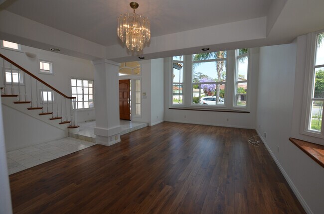 Building Photo - 3 Bedroom + Den, 2.5 Baths