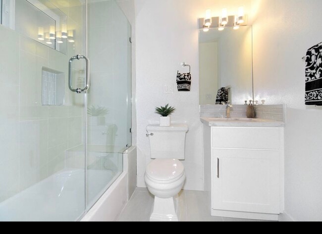 Building Photo - 15643 Woodfield Pl