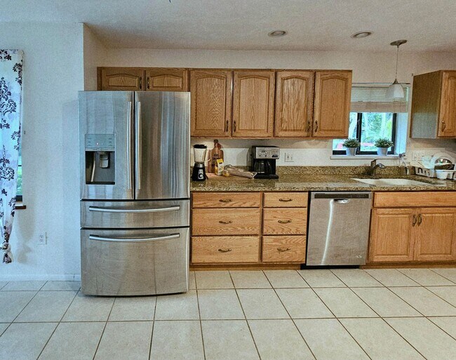 Building Photo - McGregor Woods  Community with Natural Surrounding Charm. Close to Sanibel.