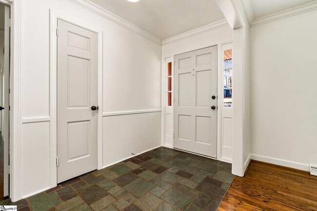 Building Photo - 102 Ramblewood Ln