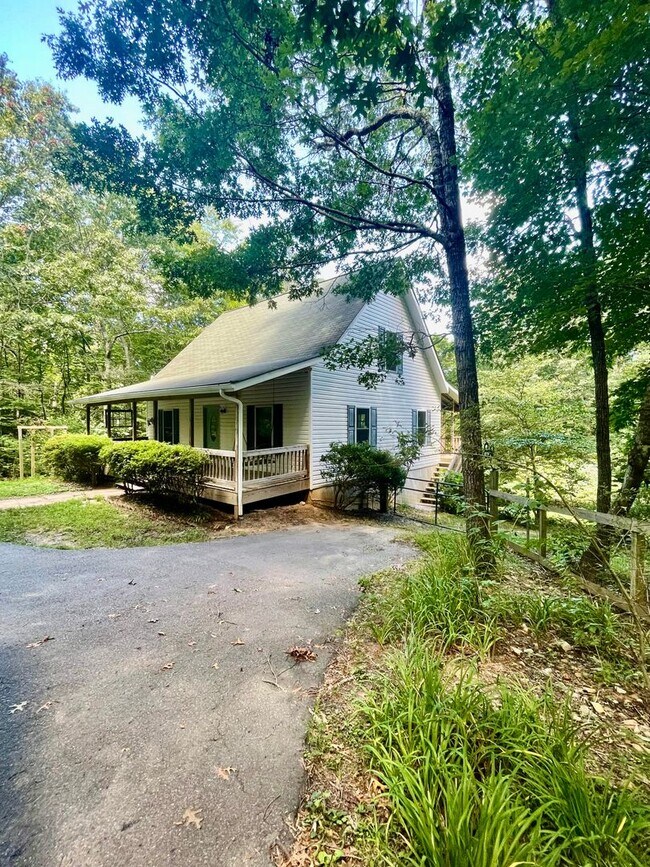 Building Photo - 3 Bed, 2.5 Bath Home For Rent in Fairview