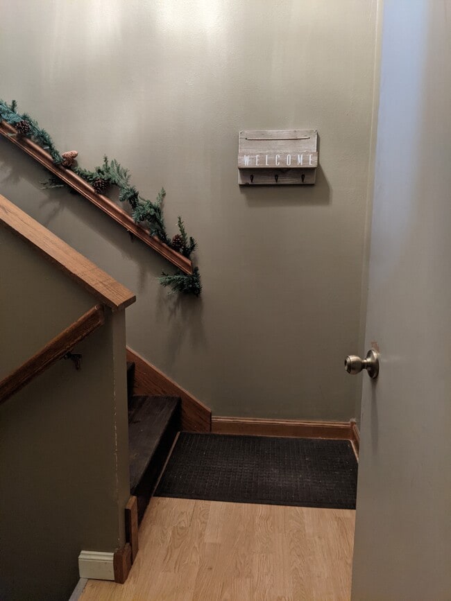 Building Photo - 809 W Ridgeview Dr