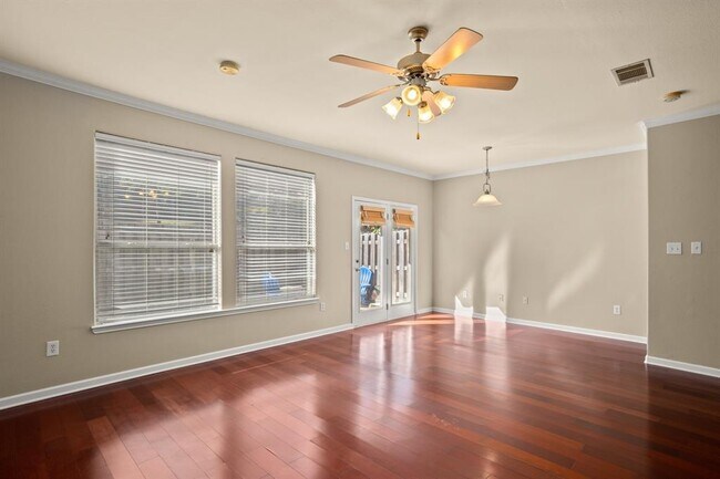 Foto del edificio - 3300 Forest Creek Dr