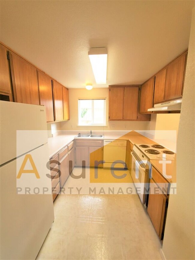 Building Photo - Great Duplex Available Now!