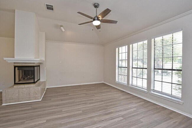 Building Photo - 1705 Laurel Ln
