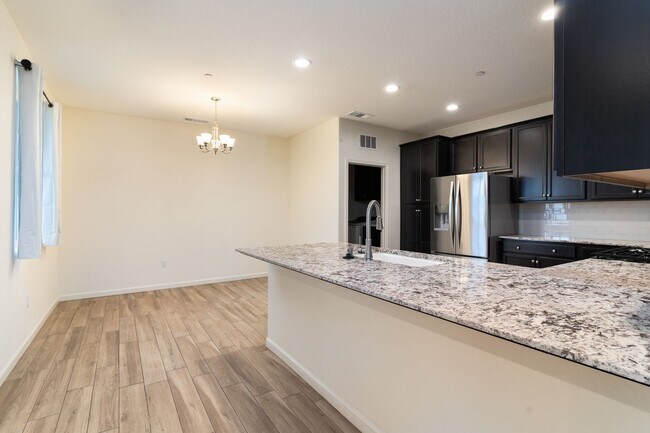 Foto del edificio - 3224 DOREST ST  3 BEDROOM 2 BATHROOM HOME  SOLAR  TULARE