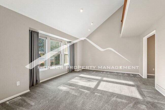 Foto del edificio - Beautifully Updated Rockrimmon Home Near Ute Valley Park with 5 bed, 3 bath, 2 car garage and AC!