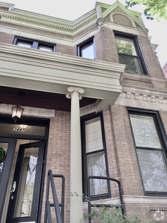 Building Photo - 3447 N Marshfield Ave