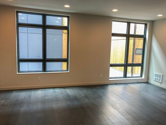 Building Photo - 3213 California Ave SW