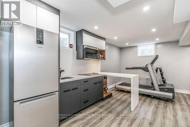 Building Photo - 94 Weir St