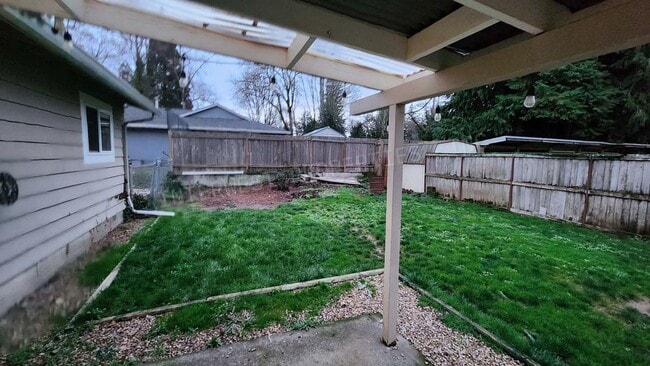 Building Photo - Remodeled 3 bedroom Ranch Style Milwaukie Home With SS Appliances, Fenced Backyard, Washer/Dryer ...