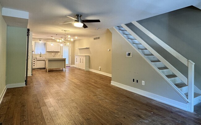 Foto del edificio - Spacious Passyunk Square Home with Finished Basement & Patio